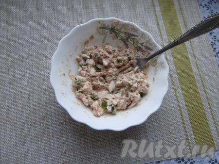 Сюда же добавить измельчённый чеснок, нарезанный зелёный лук, чёрный молотый перец, тщательно&nbsp;перемешать, если нужно, подсолить и намазка для бутербродов готова.