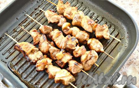 Обжариваем шашлык из свинины на шпажках на сковороде на умеренном огне до образования румяной корочки со всех сторон (у меня ушло на обжаривание, примерно, 15 минут). Время приготовления будет определяться также качеством мяса. Кусочки свинины должны быть мягкими, а при разрезании мяса должен выделяться прозрачный сок (без примесей крови).