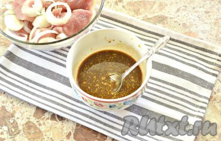 В небольшой ёмкости соединяем горчицу, мёд, соевый соус, тщательно перемешиваем получившийся маринад.