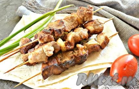 Вкусный и сочный шашлык из свинины, приготовленный на шпажках на сковороде, подаём к столу вместе с любимым соусом, свежей зеленью и лавашом.