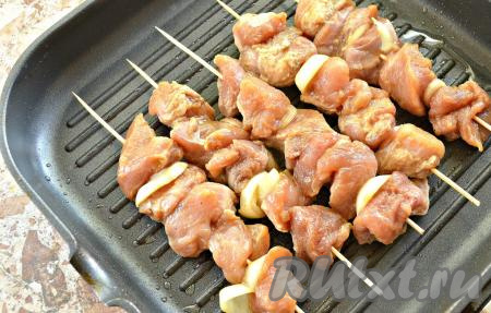 Шпажки со свининой выкладываем на поверхность сковороды, хорошо прогретую и смазанную немного растительным маслом.