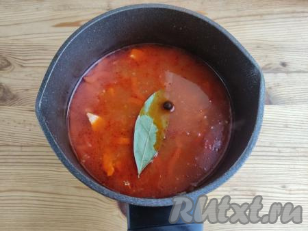 Затем суп посолить, поперчить, добавить чеснок, душистый перец, паприку и лавровый лист, проварить 3 минуты, выключить огонь, накрыть кастрюлю крышкой и оставить настояться минут на 10.