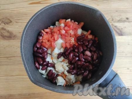 Затем выложить в кастрюлю отваренную (или консервированную) фасоль, сладкий перец и помидоры.