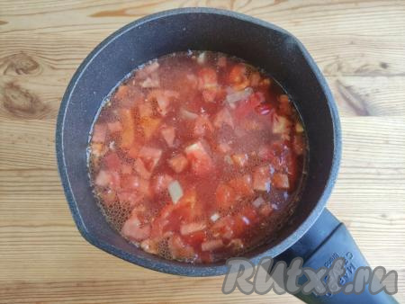 После этого развести содержимое кастрюли кипятком до желаемой густоты, дать закипеть. Продолжать варить томатный суп с фасолью и курицей&nbsp; на небольшом огне 10 минут.