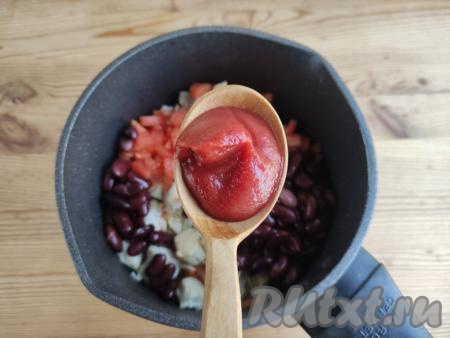 Добавить томатную пасту, очень хорошо перемешать и тушить овощи с мясом, иногда перемешивая, на небольшом огне под крышкой в течение 7 минут.