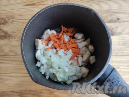 Когда мясо покроется золотистой корочкой, выложить к нему лук и морковь, обжаривать, не забывая перемешивать, минут 7-8 (до прозрачности овощей).