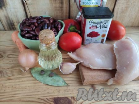 Подготовить продукты для приготовления томатного фасолевого супа. Если вы готовите с сухой фасолью, тогда залейте её холодной водой и оставьте на ночь, а на следующий день промойте, залейте чистой холодной водой, поставьте на огонь и отварите до готовности (продолжительность варки зависит от сорта фасоли, для того чтобы фасоль стала мягкой может потребоваться&nbsp;от 25 минут до 1,5 часов). Если же вы готовите суп с консервированной фасолью, то просто откройте баночку, лишнюю жидкость слейте, а фасоль промойте и дайте стечь лишней жидкости.