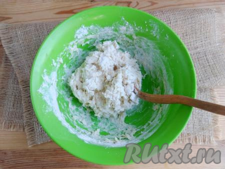 Сразу начать перемешивать тесто ложкой.