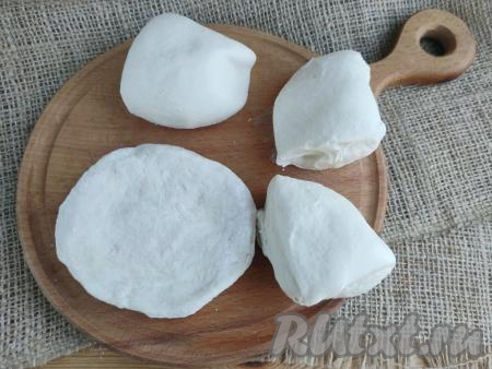 Тесто разрезать на 4 части. На поверхности, слегка присыпанной мукой, каждую часть теста размять в лепёшку. Тесто пластичное, приятное в работе.