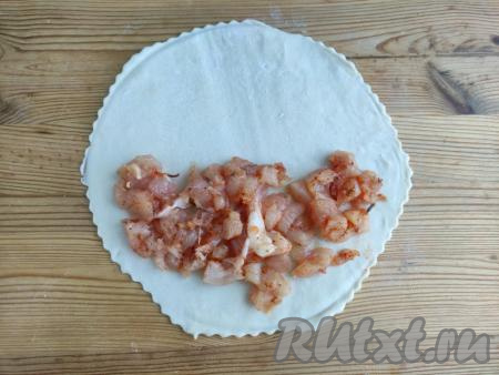 На одну половину круга выложить 1/4 часть подготовленной куриной начинки.