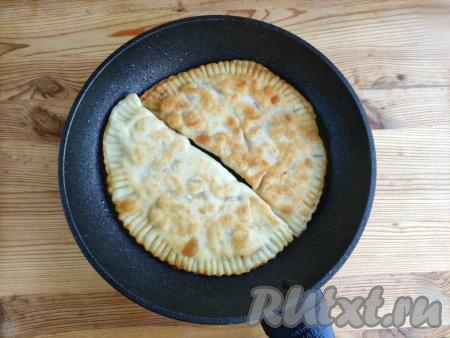 Перевернуть и продолжать жарить также с другой стороны.