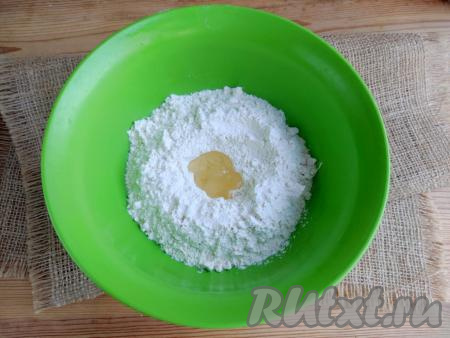 160 грамм муки и щепотку соли выложить в достаточно глубокую миску, перемешать, сделать в центре мучной массы углубление, в которое влить 1 столовую ложку растительного масла.