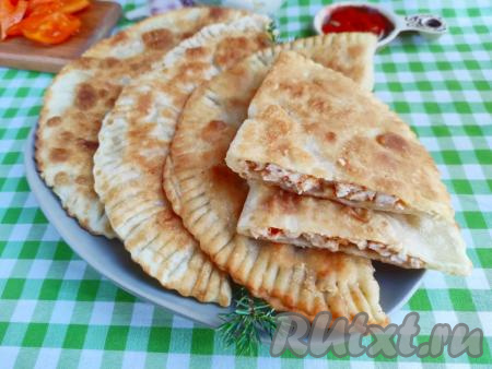 Готовые аппетитные, хрустящие, вкусные и сочные чебуреки с курицей подать к столу горячими с любимым соусом и свежими овощами.