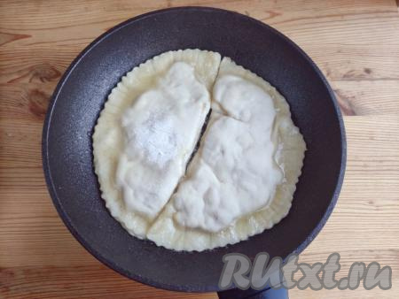 В сковороде очень хорошо разогреть растительное масло, выкладывать в него чебуреки с курицей и жарить до появления аппетитных подпалин с одной стороны (я жарила, примерно, 2 минуты).