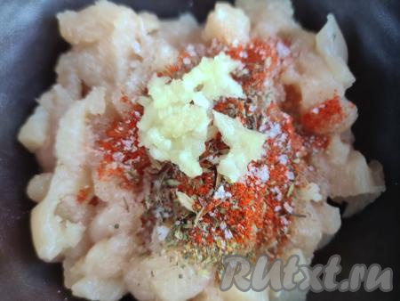 Добавить к измельчённому куриному мясу молотый чёрный перец, соль, специи и чеснок, пропущенный через пресс, хорошо перемешать и начинка для чебуреков готова.