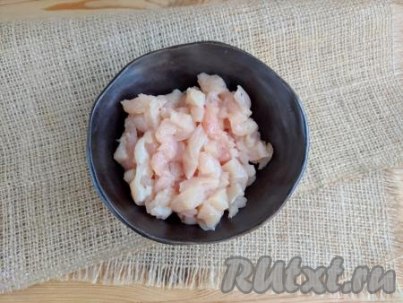 В качестве начинки для чебуреков можно использовать куриное филе или мясо, срезанное с любых частей курицы. Куриное мясо можно нарезать на небольшие тонкие кусочки или же пропустить через мясорубку. Я нарезала на кусочки, проще это сделать, если мясо охлаждённое.