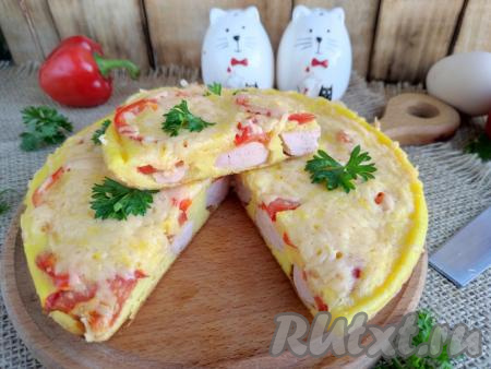 Такую пиццу можно подать на завтрак или в качестве перекуса, можно её взять и&nbsp;с собой на работу.&nbsp;Приготовьте эту простую и быструю выпечку из теста, замешанного на кефире, и она, наверняка, придётся по вкусу и вам, и вашим близким!