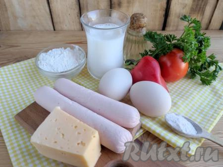 Подготовить ингредиенты для приготовления ленивой пиццы на кефире на сковороде.&nbsp;Все продукты должны быть комнатной температуры.