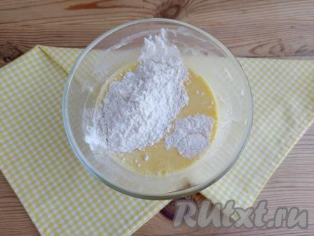 Добавить муку и разрыхлитель, перемешать тесто, оно получится в меру густым, напоминающим по консистенции тесто на оладьи.