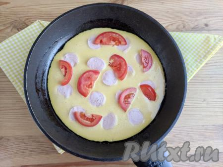 Сверху выложить помидоры, нарезанные на полукружочки (или кружочки).