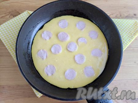 Сосиски нарезать кружочками толщиной 5-7 мм, выложить их на тесто. Вместо сосисок можно взять колбасу, нарезанную на кружочки (или полукружочки).