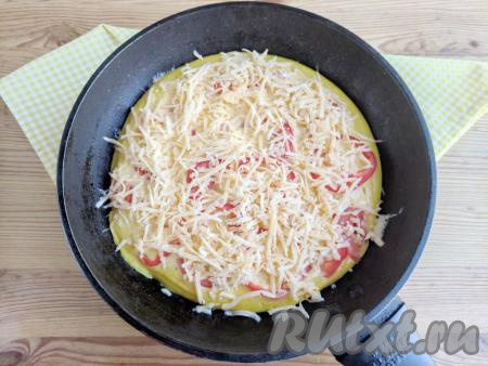 По прошествии этого времени посыпать пиццу натёртым сыром и готовить под крышкой ещё&nbsp;10 минут на минимальном огне.