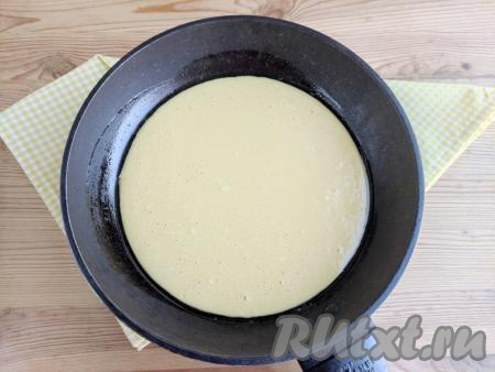 Холодную сковороду смазать растительным маслом. Вылить тесто.