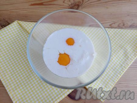 Кефир влить в достаточно глубокую миску, добавить сырые яйца, всыпать соль по вкусу, перемешать венчиком до однородности.