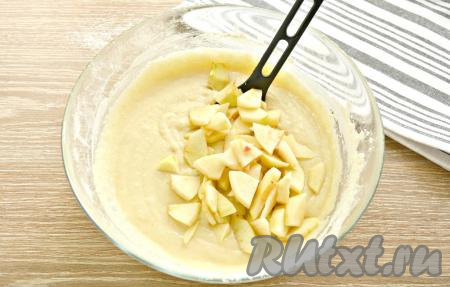 Яблоки очищаем от шкурки, удаляем семена, нарезаем тонкими кусочками, добавляем в тесто вместе с молотой корицей.