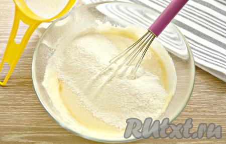 Постепенно всыпаем просеянную муку, одновременно перемешивая ингредиенты венчиком, тесто для манника получится достаточно густым.