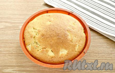 Ставим форму&nbsp;в разогретую до 180 градусов духовку минут на 45. Время выпечки может быть увеличено в зависимости от свойств вашей духовки. Готовность проверяйте деревянной лучиной (опустите конец лучинки в середину манника и выньте, если конец лучины сухой, значит&nbsp;пирог испёкся).