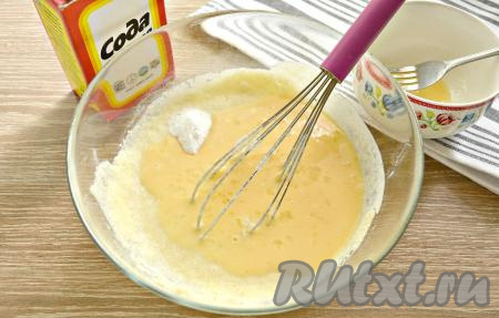 По прошествии 30 минут в отдельной миске взбиваем вилкой яйцо. А затем яичную смесь выливаем в смесь манки и кефира. Сюда же добавляем соду и перемешиваем до получения однородного состава.