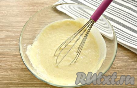 Ингредиенты перемешиваем венчиком, чтобы не было комков, и оставляем манку набухать в течение 30 минут.