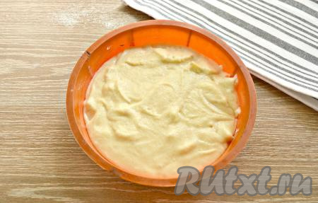 Снова перемешиваем и тесто для манника с яблоками готово, перекладываем его в форму для выпечки (у меня форма диаметром 20 см), смазанную сливочным маслом (или маргарином).