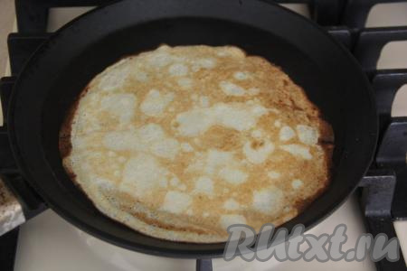 Выпекать блинчик с двух сторон до золотистого цвета, затем переложить на тарелку. Перед тем как набирать следующую порцию блинного теста, следует обязательно его перемешивать, чтобы оно имело однородную консистенцию. Один за другим пожарить все блины.