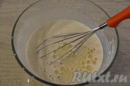 1,5 столовые ложки растительного масла влить в тесто и хорошо перемешать. Блинное тесто получится жидким, отставьте его в сторону на 15 минут.