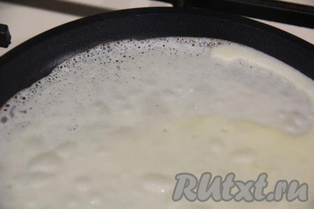 Разогреть очень хорошо сковороду, убавить огонь до среднего.&nbsp;Перед выпечкой первого блина можно смазать сковородку маслом, а далее смазывать поверхность по необходимости. Чтобы блинчик получился тонким, следует наливать на сковороду немного теста (с помощью небольшого половника), быстро распределяя его по дну сковороды. Вот такие дырочки (как на фото) получаются на поверхности блина в процессе жарки.