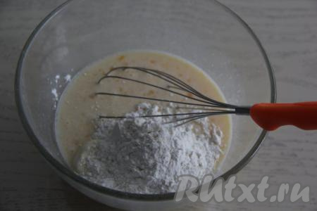 В яично-молочную смесь всыпать муку.