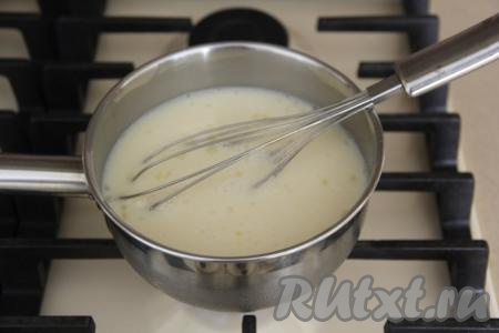 Перемешать массу венчиком и поставить на огонь.