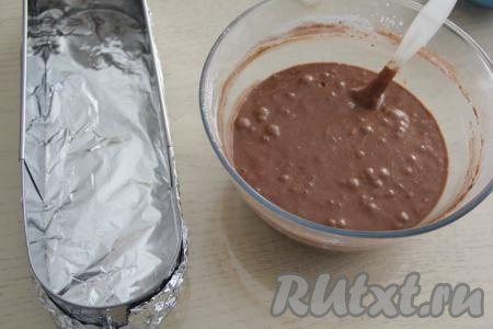 В качестве формы для выпечки бисквита для торта "Баунти" можно взять продолговатую форму - так торт и по форме будет напоминать большую конфету "Баунти". Также подойдёт обычная круглая&nbsp;разъёмная форма.&nbsp;Дно формы&nbsp;для выпекания застелить пергаментом (или фольгой).