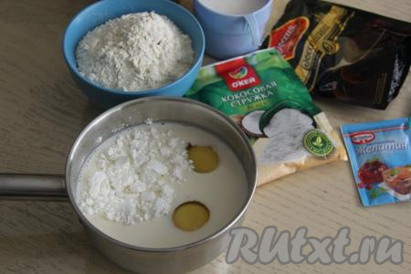 Для начала приготовим заварной крем, для этого в сотейник (или в небольшую кастрюльку) нужно влить 300 мл молока, добавить яйца, крахмал, соль и сахар.