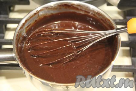 Для приготовления глазури соединить&nbsp;в кастрюле (или в сотейнике) какао, сахар, сметану, перемешать, добавить сливочное масло, поставить на средний огонь и довести, помешивая венчиком, до кипения. Вот такая&nbsp;ровная и блестящая получилась шоколадная глазурь.&nbsp;Слегка остудить глазурь (в течение минут 5).