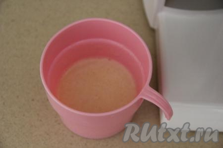 Желатин залить 65 мл холодного молока и оставить набухать минут на 15.