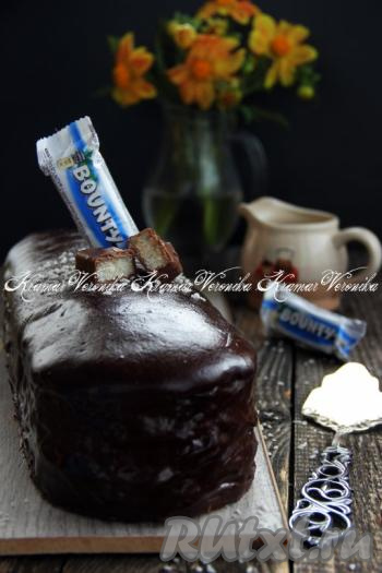 Торт "Баунти" с кокосовой стружкой разрезать на кусочки и подать к столу. 