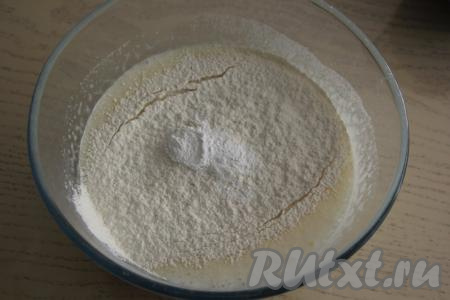 Всыпать просеянную муку и разрыхлитель, аккуратно перемешать лопаткой.