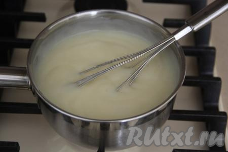 Довести крем до кипения на среднем огне при постоянном помешивании. Как только крем закипит, он сразу загустеет. Снять сотейник (или кастрюлю) с огня, закрыть пищевой плёнкой так, чтобы плёнка касалась поверхности крема, и полностью остудить.