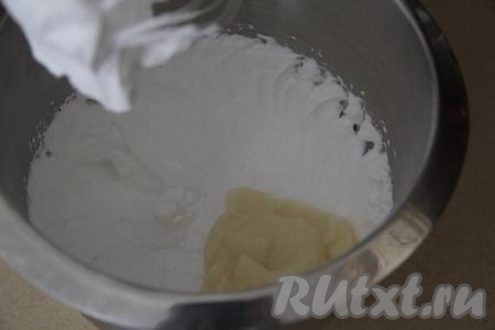 Во взбитые сливки небольшими порциями добавить остывший заварной крем, продолжая взбивать миксером.