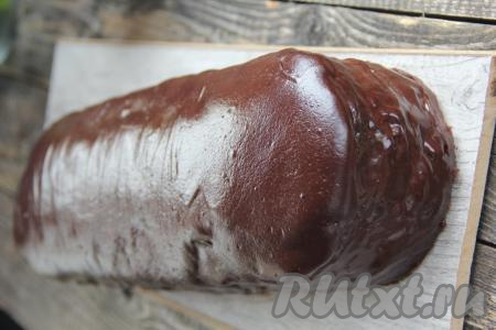 Полить торт "Баунти" тёплой шоколадной глазурью и поставить в холодильник на 20 минут. Глазурь стабилизируется, но будет мягкой&nbsp;и не текучей.