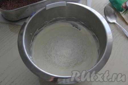Молочно-желатиновую смесь прогреть на среднем огне, помешивая, до полного растворения крупинок желатина (не кипятить!). В конце взбивания сливок с кремом добавить к ним молочно-желатиновую смесь и хорошо перемешать миксером. Всыпать в крем&nbsp;кокосовую стружку и перемешать лопаткой. Крем получится не густой.
