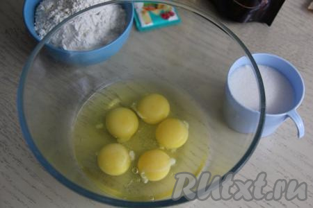 Теперь приготовим бисквит, для этого в миске, удобной для взбивания, нужно соединить яйца и соль.